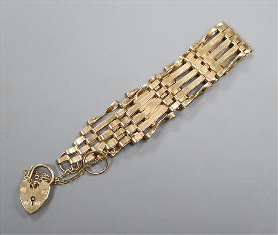 A 9ct gold gatelink bracelet with heart shaped padlock clasp.
